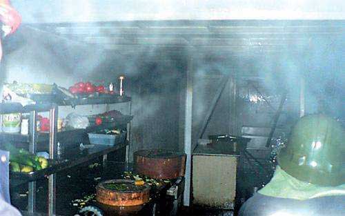 油烟治理不合格餐馆厨房一角